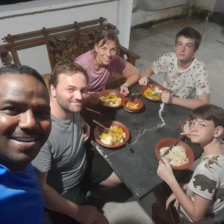 Sura Homestay Канди Екстериор снимка