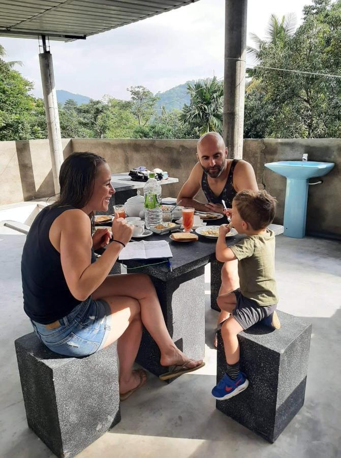 Sura Homestay Канди Екстериор снимка