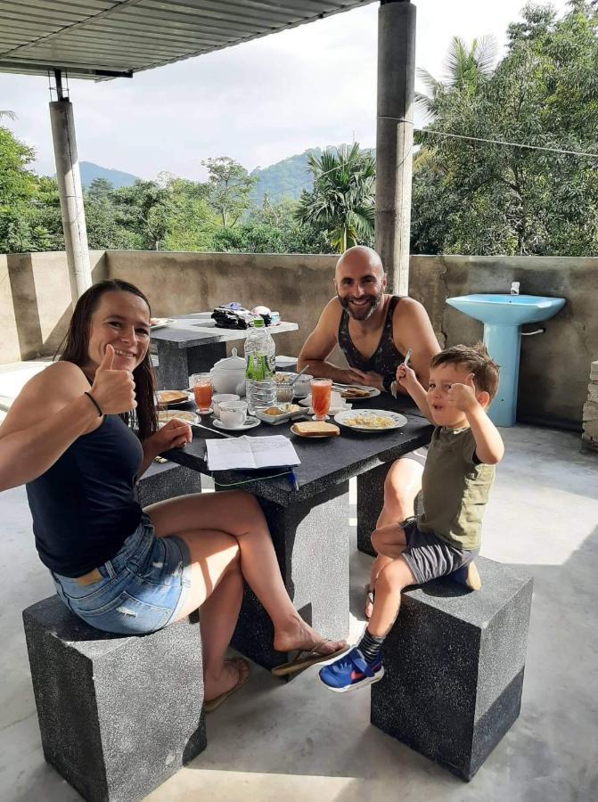 Sura Homestay Канди Екстериор снимка