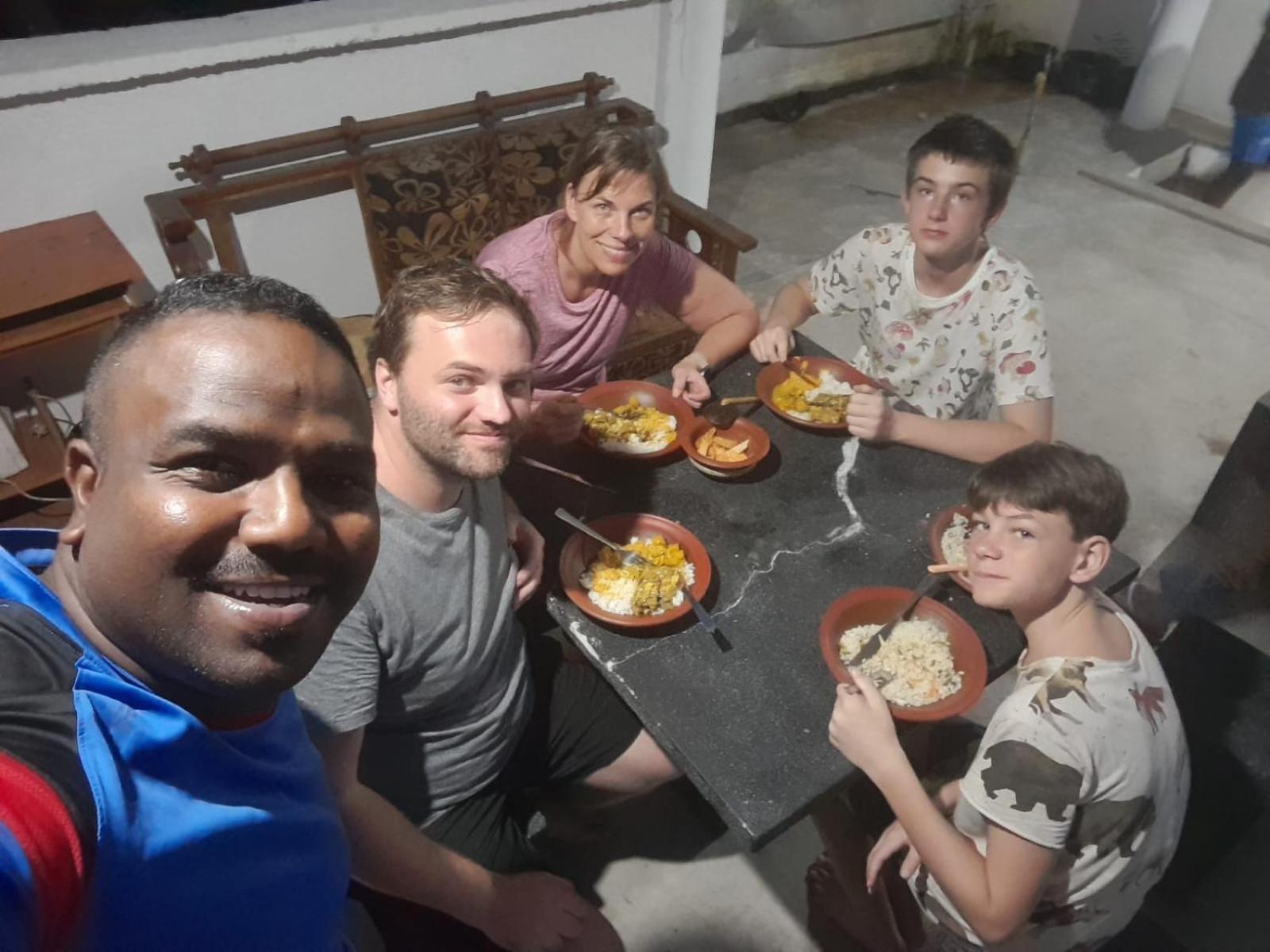 Sura Homestay Канди Екстериор снимка