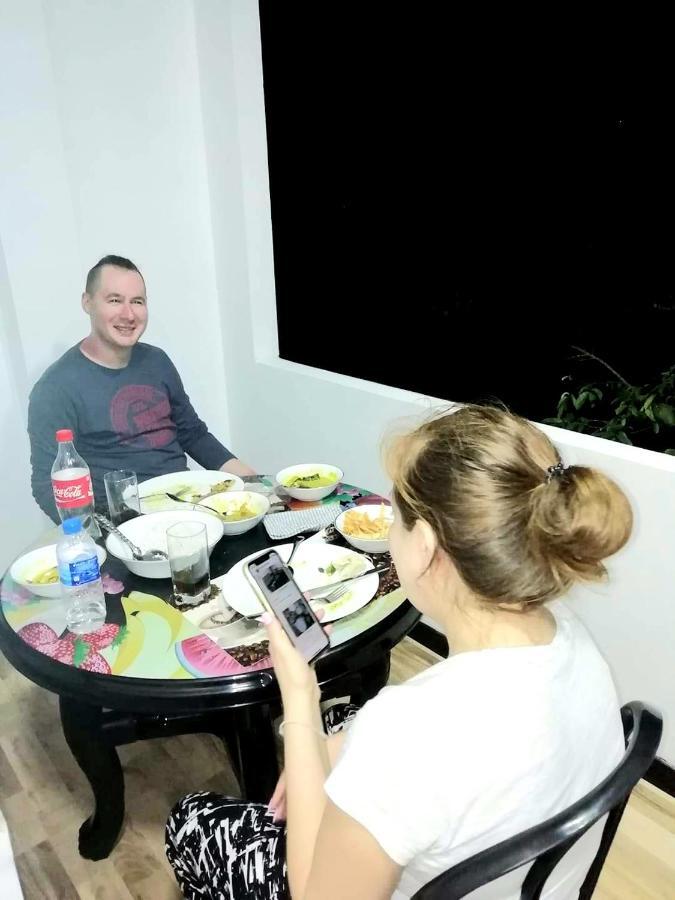 Sura Homestay Канди Екстериор снимка